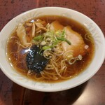 食堂 南国 - 色は濃いけど、意外とあっさり目のスープでした。