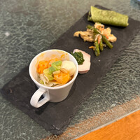 中国料理 「王朝」 ヒルトン名古屋 - 王朝ぺきんロール　春野菜と桜エビのあえ物　蒸し鶏の青紫蘇ソース　小柱の紅油仕立て