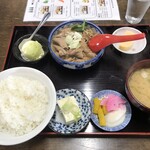 一本杉 - もつ煮定食（600円）
