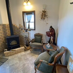 時々カフェ - 入り口入ってすぐのところ。暖炉があったり
      魔女さんがいます。センスの良い素敵な空間❤︎
      11月ごろから寒い日は暖炉を利用されるそうですよ。
      冬が楽しみです(^ ^)