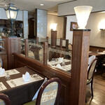 東洋軒 - 重厚な作りの店内。