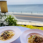 AMALFI - 左・国産豚バラ肉のラグー、筍とアスパラのクリームソース スパゲッティ
                        右・湘南名物釜揚げしらすと春キャベツ、アンチョビ風味のペペロンチーノ