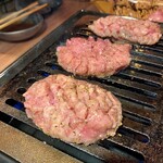 Yakiniku 名もなき名店へ 一切入魂一枚売り焼肉 - 