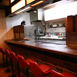 法善寺 三平 - 法善寺横丁にあります！素敵な雰囲気の店内♪職人の使う大型鉄板が目の前のカウンター席も。