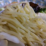 泉 饗 - 湯麺の中太麺。