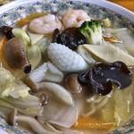 泉 饗 - 海鮮五目スープ湯麺！（海鮮を掘り起こし配置(笑)）