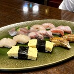 双葉寿司 - 鯵、かんぱち、ホタテ、？、金目鯛（塩）、玉子、穴子（左上から）