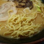 安達太良サービスエリア(上り線) フードコート - 中細の麺に醤油ベースのあっさり豚骨スープ