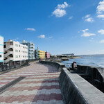 浜屋 - お店のすぐ目の前は海！宮城海岸が広がります。遊歩道が出来て外国人住宅が建ち並びます(*^^*)