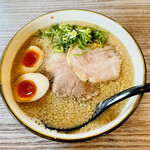 煮干しラーメン にぼってる - 5分弱で着丼、コテコテに見えるけどあっさりスッキリな仕上り。底に煮干しが溜まって最後の方は濃いのでスープを混ぜながら食べるべき。