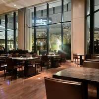 THE COSMOPOLITAN GRILL BAR TERRACE - 開放的な店内