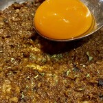 Cafe HAITI - 卵黄をドライカレーの真ん中に盛り付けます