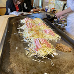 お好み焼 ひろしま 天よし - 豚肉の赤身と脂身のバランス考えて並べてます