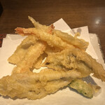 ちかなり - 天ぷら盛り合わせ小１０５０円。全部、２つずつ盛られています。抜群の品ではないものの、魚介を存分に楽しみました（╹◡╹）