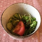 手作りカレーの店　朱（レッド） - 前菜のサラダ