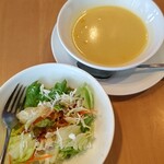 ガスト - 料理写真:サラダとコーンポタージュスープ
