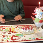 カンズ カフェ - 誕生日の息子にお店のサプライズでローソク付きのパフェを用意してくださって大喜び