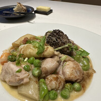 アーティショー - ラパン、アスパラガス、グリーンピース、モリーユのフリカッセ。