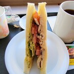 Kafe Beroche - パストラミチキン・トマト・レタスにバジルソースを合わせたサンドイッチ、まあまあですね。