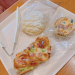 プララおばさんのパン工房 - 閉店前、白い籠から３つ選べて500円也（ほぼ残ってないけど…）