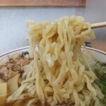 喜多方ラーメン 天高盛 - 曽我製麺の中太麺がスープに絡む