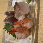 寿司ダイニング かどはち - 刺身　赤海老　カツオ　真鯛