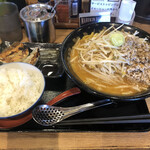 マルキン本舗 - 元祖味噌ラーメン、餃子セット。