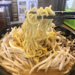 マルキン本舗 - 硬めに茹で上げられた中太縮れ麺。