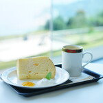 The cafe - 熱海だいだいシフォンケーキ (￥500)、カフェラテ (ホット) (￥430)