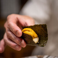 天ぷら もっこす - 2023.3 村上水産ムラサキウニ 潰した酢飯を揚げて手巻きに