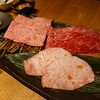 和牛焼肉 牛WAKA丸 - 本日のタレ3種：ザブトンのすき焼き、とろけるロース　トモサンカク、赤身の焼きしゃぶ　カメノコ