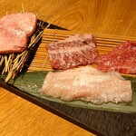 Wagyuu Yakiniku Ushiwaka Maru - 本日の塩４種：特選タン塩、厚切りハラミ、豚トロ、厳選赤身肉(シンシン)