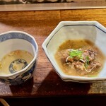 関西煮 理 - お通しのおでん出汁と松坂牛の煮込み