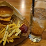 バーガー カフェ ミノミノ - minominoチーズバーガーSET
            ①ベーコン&チーズ&パティ&トマト&ローストオニオン&レタスを全粒粉バンズで挟む
            ②フライドポテト(細ポテト&皮付ポテト)
            ③ナゲット2個
            ④ジンジャーエール