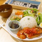 Cafe&Bar またたび - 2022年2月　チキンのグリルプレート（トマトガーリックソース、ご飯大盛り）【税込850円】ご飯大盛り無料♪