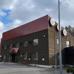 旭温泉 - 外観は雪がちゃんと落ちるトタン屋根で北海道らしさがあります。