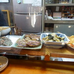 和乃家 - カウンターに並ぶおばんざい（2023年4月）