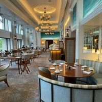 シルー - 手前のソファ席にて。