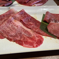 焼肉うしごろ 表参道店 - サーロイン、クラシタ、カメノコ　ミスジ〔タレ　　　　　　　　　　　ウチヒラ、ハラミ、タン　〔塩だれ