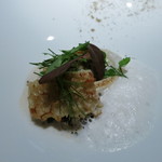 エクアトゥール - オードブル　白烏賊と仔牛のトリッパ　肝に見立てた豚足と烏賊墨の煮込み