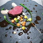 エクアトゥール - ヴィアンド　蝦夷夏鹿のロースト　黒胡麻のソース