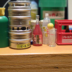 大衆酒場ナツメロ - カウンターに並ぶオブジェ