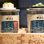 大衆酒場ナツメロ - カウンターに並ぶワンカップのオブジェ