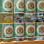 大衆酒場ナツメロ - カウンターにズラリと並ぶワンカップのキンミヤ焼酎