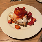 Peter Luger Steak House Tokyo - シーズナルパイ　チーズタルトに果肉たっぷりのいちごソース