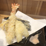 Teuchi Soba Sakura No Teishokuya - 天ぷらって、美味しい塩で食べると、尚更美味しいですよね。