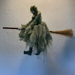 時々カフェ - 入り口入ってすぐの魔女さん(^｡^)