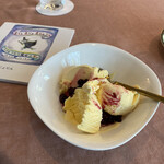 時々カフェ - ジューンベリーのソースが入ったアイスクリーム220円　　　もちろんソースは手作りですよ(^｡^)お庭にきれいなジューンベリーの白いお花が咲いておられました。