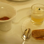 マダム・トキ - アミューズギュール：リエット、甘いレモンのムース、コンソメのジュレ
      