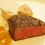 マダム・トキ - 3～4週間熟成させた国産牛リブロースのロティ　旨みをシンプルなスタイルで
      